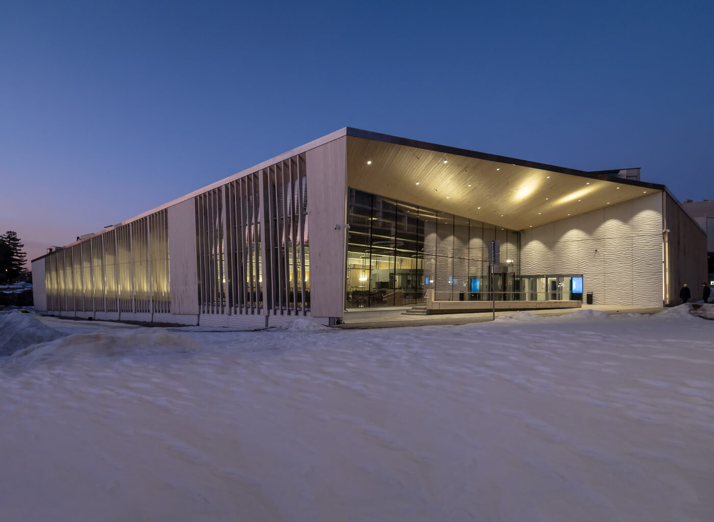 Matinkyla-Swimming-Hall_glass-walls-with-glass-fins