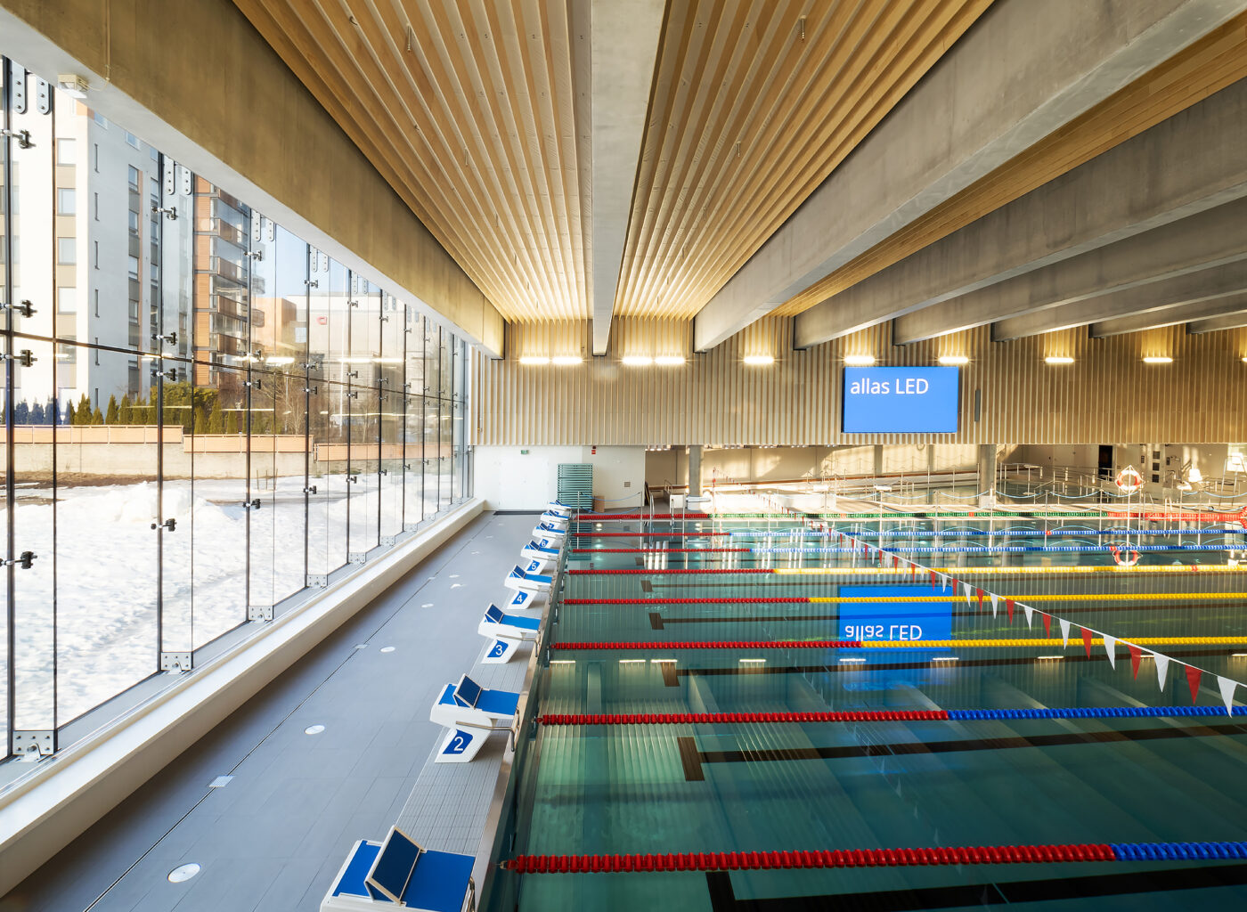 Matinkyla-Swimming-Hall_glass-walls-with-glass-fins