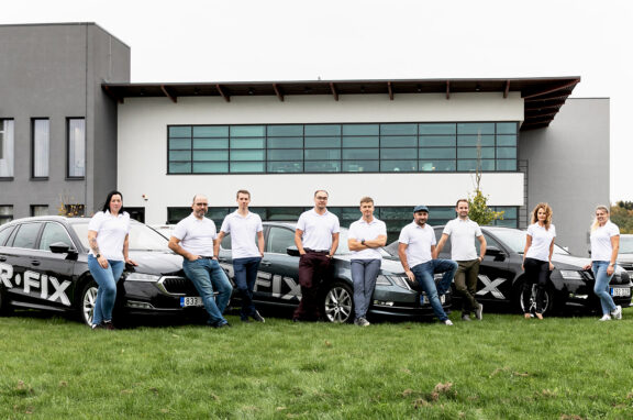 R-FIX-team-in-fron-of-office