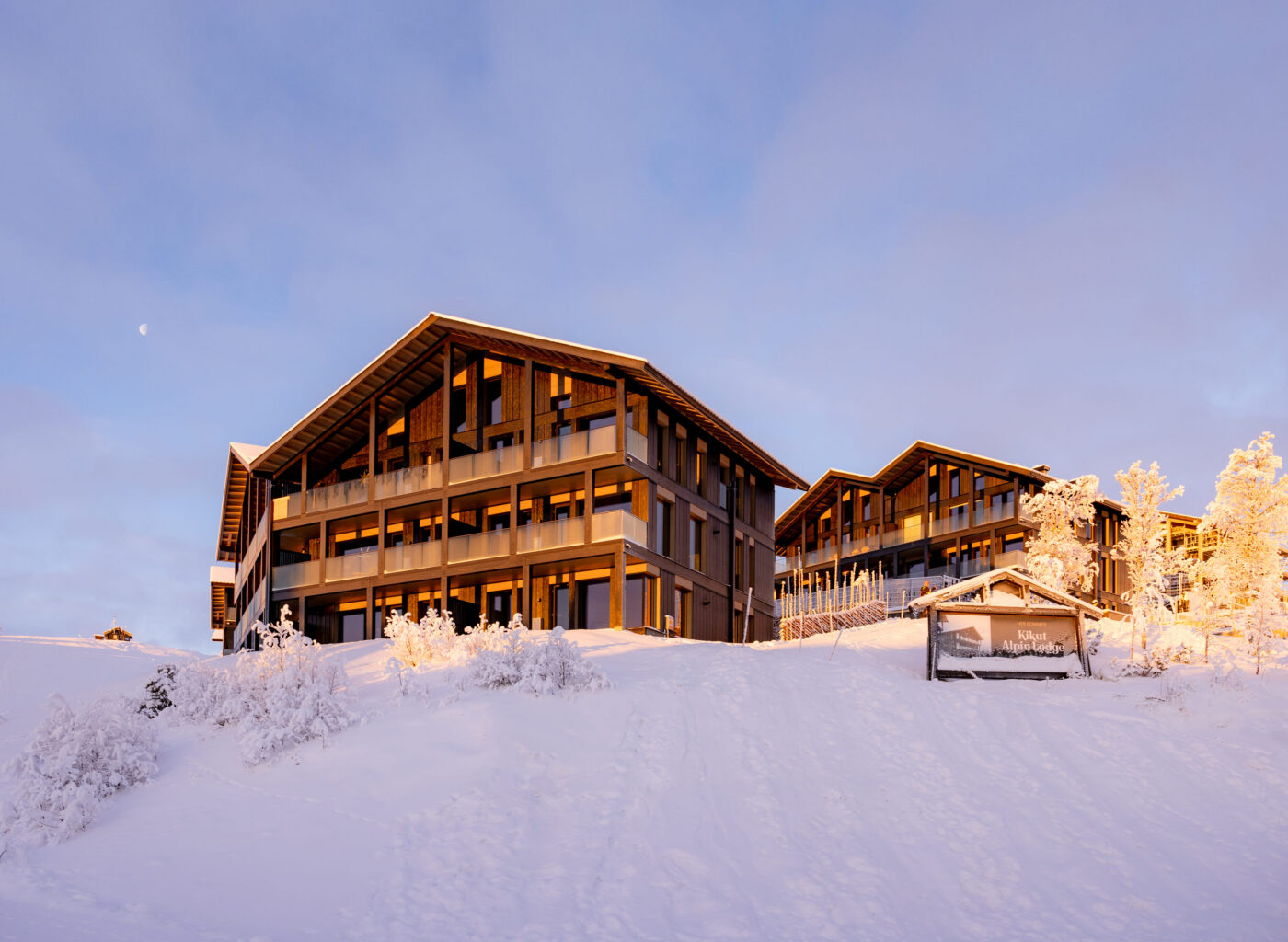 Mountain-lodges-with-glass-railings